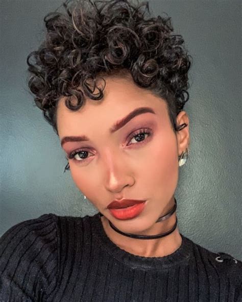 fotos para fingir que é você cabelo cacheado curto|Cabelo cacheado curto: 20 fotos e dicas de cortes curtos.